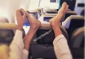 Надо таких на позор ставить, на весь самолёт заорать: "Фу, убери свои вонючие ноги. Мой их хоть иногда." 
Мне кажется должно помочь.