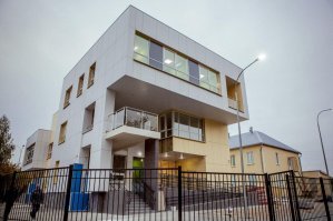 В Орехово-Зуевском районе налаживается. г.Куровское, поликлиника была нормальная, так рядом поставили здание новой поликлиники, а она как будто из будущего прибыла. Детскую поликлинику тоже отремонтировали. Только её дольше делали, точнее, пока митинг не прошёл и главу Ликино-Дулёвского округа не сменили. Больничку, что в соседнем Давыдово, тоже ремонтируют, только я не знаю как, в этом году не довелось побывать. Года два-три назад у нас было примерно то же самое что и в основной новости.