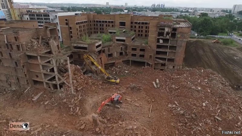Здание КПСС в Красноярске. Начали строить в 1985 году. С 1987-го по 2016 год простояло в недостроенном состоянии. В 2016-м его снесли, и уже к Универсиаде-2019 на его месте красовалась Кристалл-Арена!!!