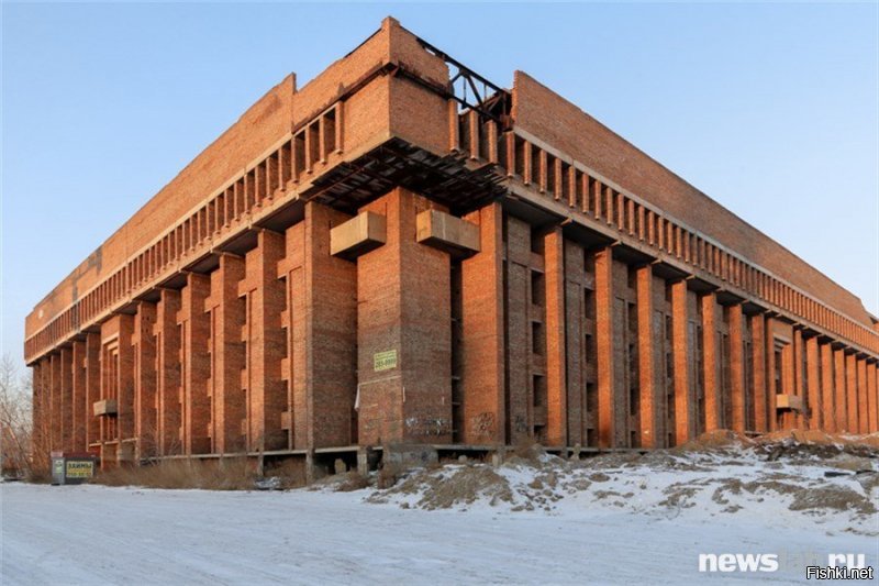 Здание КПСС в Красноярске. Начали строить в 1985 году. С 1987-го по 2016 год простояло в недостроенном состоянии. В 2016-м его снесли, и уже к Универсиаде-2019 на его месте красовалась Кристалл-Арена!!!