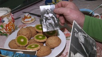 Всмысле взялся ? Он с армии этим занимается. В Праге служил.