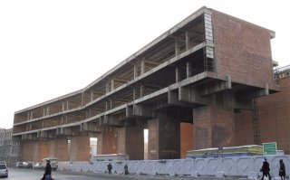 "Дом на ногах" г. Иркутск. Недостроенный корпус городской администрации. Начали возводить в 1976 году. Снесли в 2007 г.