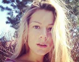 А МОЖЕТ ОНА!