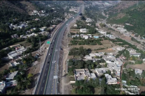 Пекин и Исламабад завершили строительство участка автомобильной дороги на севере Пакистана в рамках проекта Китайско-пакистанского экономического коридора (China-Pakistan Economic Corridor, CPEC), сообщают китайские сми.

Китайско-пакистанский экономический коридор   инфраструктурный проект на сумму 46 миллиардов долларов, средства в который инвестирует Китай. В рамках проекта предполагается посредством широкой сети автомобильных и железных дорог соединить пакистанский юго-западный портовый город Гвадар с китайским Синьцзян-Уйгурским автономным районом.

Торжественное открытие участка дороги состоялось в среду при участии премьер-министра Пакистана Шахида Хакана Аббаси.

Участок 47-километрового участка дороги обошелся в сумму почти 327 миллионов долларов, финансирование предоставили Азиатский банк развития и Министерство международного развития Великобритании (DFID). АБР выделил 205 миллионов, DFID предоставило 121,6 миллиона долларов.

Строительство шоссе продолжалось менее трех лет и было завершено в установленные временные рамки. На дороге возведены 30 мостов и эстакад, 31 подземный переход и 157 водопропускных труб.

Этот участок стал уже вторым шоссе, построенным в рамках проекта экономического коридора в северной провинции Пакистана Хайбер-Пахтунхва, до этого была построена дорога от Пешавара в Исламабад.
Ловите реальное фото того что открыли: