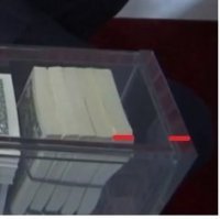 1) пуленепробиваемого стекла толщиной 6,35 сантиметров?!
хотят сказать, что пачка из 100 купюр это за 6 сантов?!
2) зря положили 100 баксов нового образца, за ней видно, что цвет разнится, там все купюры 1$ внутренние, если не сувенирные. Так что либо там дай бог 100 000, либо 10 000 нет...
3) Что за миллиардер, который под жопу лям не может положить?!
