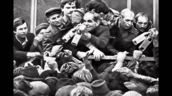На фото ниже как раз можно наблюдать советских людей 80-ых годов, стоящих за водкой, которая хоть залейся...