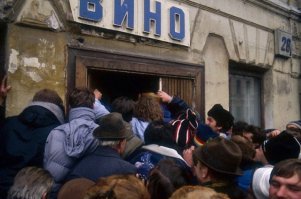 На фото ниже как раз можно наблюдать советских людей 80-ых годов, стоящих за водкой, которая хоть залейся...