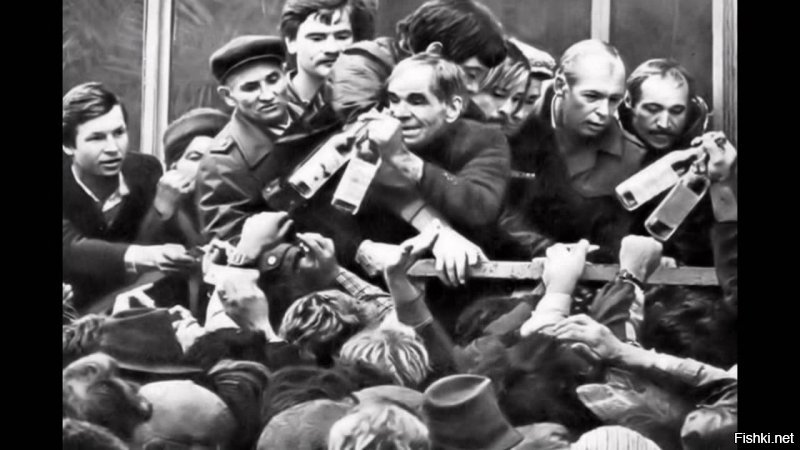 На фото ниже как раз можно наблюдать советских людей 80-ых годов, стоящих за водкой, которая хоть залейся...