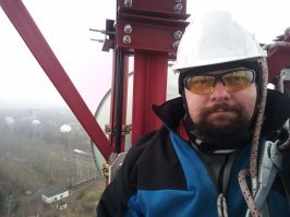 Полторы недели назад.  Подмосковье. Щелково - Фрязино. 
Плюс один. Туман. Влажность. Дубак. 
Потом выморозило за ночь до минус восьми. 
Легче стало.  
Воды в воздухе много меньше стало.