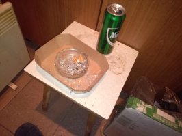 Это стул. :) По окончанию - протру. И пол пропылесошу. 

---

Курю много.