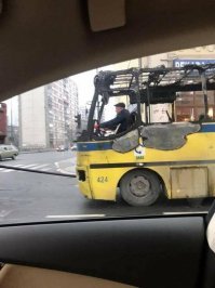 Какие наитупейшие подписи... 
Скажу только про одну - тут похоже сгоревший автобус ВЕЗУТ НА ЖЕСТКОЙ СЦЕПКЕ, и водитель буксируемого транспортного средства ДОЛЖЕН СИДЕТЬ И КРУТИТЬ БАРАНКУ. 
Аффтор, ну хватит уже, хватит муйню писать, лучше вообще без подписей и идиотских названий обойтись...