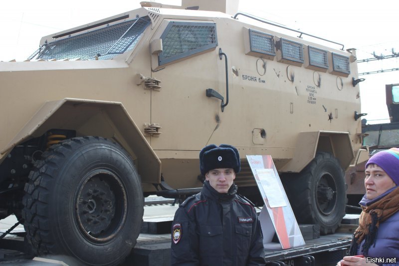 Недавно похожая выставка в составе двух поездов колесила по России, её устроило Министерство Обороны РФ, назвав "Сирийский Перелом" и демонстрируя захваченную у бармалеев трофейную технику в Сирии.
Фото кликабельно для увеличения.