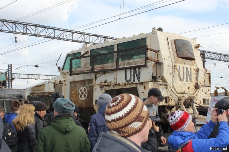 Недавно похожая выставка в составе двух поездов колесила по России, её устроило Министерство Обороны РФ, назвав "Сирийский Перелом" и демонстрируя захваченную у бармалеев трофейную технику в Сирии.
Фото кликабельно для увеличения.