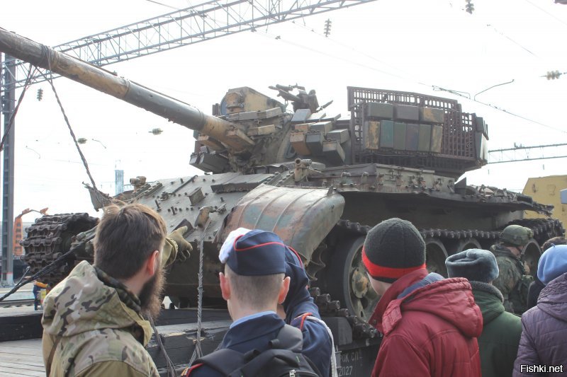 Недавно похожая выставка в составе двух поездов колесила по России, её устроило Министерство Обороны РФ, назвав "Сирийский Перелом" и демонстрируя захваченную у бармалеев трофейную технику в Сирии.
Фото кликабельно для увеличения.