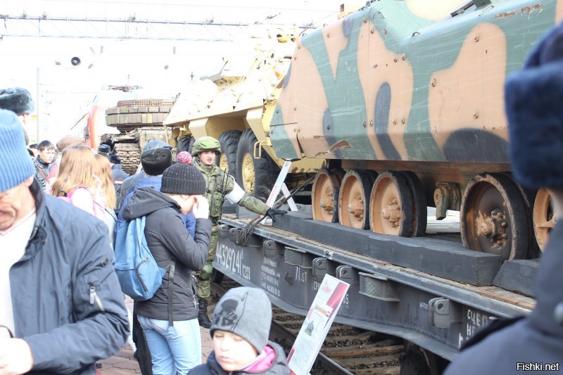 Недавно похожая выставка в составе двух поездов колесила по России, её устроило Министерство Обороны РФ, назвав "Сирийский Перелом" и демонстрируя захваченную у бармалеев трофейную технику в Сирии.
Фото кликабельно для увеличения.