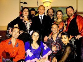 Что может быть прелестнее,
Когда любовь храня,
Друзей встречает с песнями
Цыганская семья.
Нам в дружбе нет различия,
Живя семьей своей,
Мы свято чтим обычаи
И любим всех друзей.
Хор наш поет припев любимый,
Вина полились рекой,
К нам приехал наш любимый
Владимир Владимирович дорогой.

Выпьем за Володю, Володю дорогого,
Свет еще не создал красивого такого…