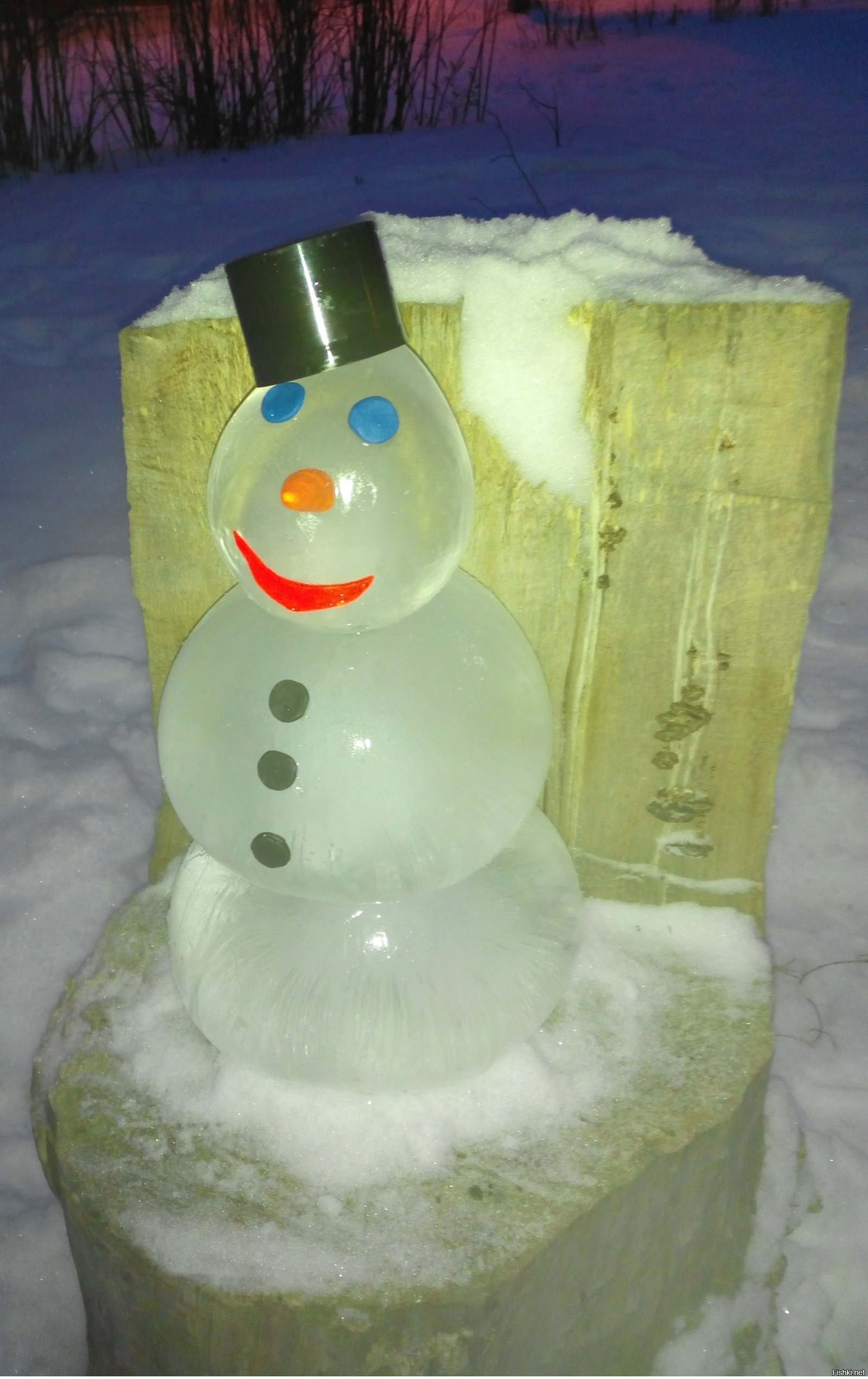 Ледяной снеговик. Креативный снеговик. Ледяной снеговик. Интересные снежные фигуры. Снеговик с ледяными руками перчатки.