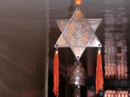 Концлагерь было нормальное название, тюрьмы или Артек тоже концентрационный лагерь - там людей собирают по группам, распределяют.
Но нацики внесли свое дополнение и теперь это слово ассоциируется с лагерем смерти.
И кстати, свастика один из множества рунных символов, но автора интересует только она и ищет он только её. Что наводит на размышления.
Пример - здесь не увидит Звезду Давида, колокольчики, Трезуб, а только свастику.