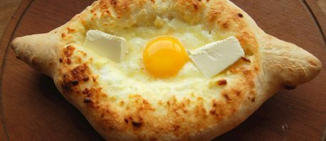 Лагидзе в Грузии того времени было словом нарицательным.Так помимо воды назывались кафешки, в которых выпекали безумно вкусные ( по моим воспоминаниям) хачапури. Конвертиком-слоеное и с яйцом -аджарское. А самой вкусной водой считалась "сливки с шоколадом". Это два сиропа на стакан воды. На фото справа, как раз видно, что стоят всего три колбы с самыми популярными сиропами.