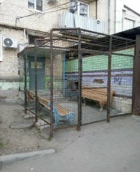 Больше похоже на двор какого-то изолятора. Психбольницы например...