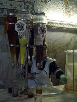 В Тбилиси, рядом со станцией метро "Руставели", насколько я помню,  был павильон Воды Лагидзе, достаточно большое помещение, столы из мрамора, несколько прилавков с подачей лимонада разных сортов. Так вот, помнится, что кроме изысканного сливочного (наверное-"крем-сода"), был ещё и шоколадный! О, нашел, и сейчас, наверное, есть.


А в бутылках под этой маркой в магазине Окей "Сливочный" не такой.