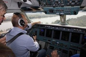 А этому типа можно было что ли? Кстати тут нифига не симулятор в отличие от новости