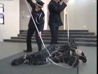Это дебильное лассо не имеет гарантированного захвата - это верёвке надо правильно лечь, закрутиться, да ещё так, чтобы преступник не мог вытащить руку и в лобешник полицаю выстрелить.

А главное - уже 100 лет как существуют сетки:



куда более обволакивающие и безопасные.