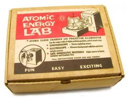 И ещё в 1951 году в США выпускался детский набор "Gilbert U-238 Atomic Energy Lab", в состав которого входил настоящий уран-238 и приборы для опытов с ним. В то время уран-238 считался "безвредным", однако, когда выяснилось, что он вызывает лучевую болезнь и прочую херню, эту игрушку запретили. 
Так что, любой мелкий "юный физик" мог загрязнить радиоактивными изотопами весь городок.