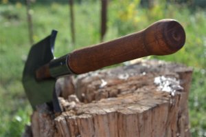 Интересно как она себя поведёт в -40 со снегом да из тепла в холод.
По мне, чем проще тем надёжней. Лопата должна копать, а гвозди можно и штык ножом резать.