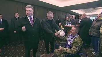 а как вам подарить мяч одноногому. причем если еще и виноват в потере его ноги.