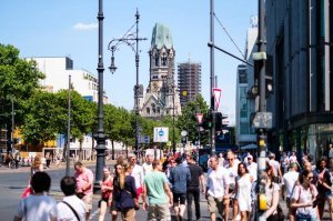 Интересно конечно,  но... По поводу улыбок... Это какой-то стереотип - там улыбаются,  у нас нет.  Это всё херня. Я был в 4х европейских странах. Нихера люди там просто так не лыбятся, иначе это выглядело бы как-то странно,  даже может жутковато. При обращении к ним или наоборот,  могут улыбнуться, но не всегда. И что-то я не помню,  чтобы в общественном транспорте мне кто-то улыбнулся, тот же водила,  когда я к нему обращался. Прикладываю фото... Найдите хоть одну улыбку.