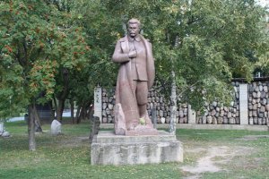 Эта скульптура Сталина когда-то стояла в центре Измайловского парка.
Сталин с отколотым носом приехал в «Музеон» из Измайловского парка, который раньше назывался парк им. Сталина.