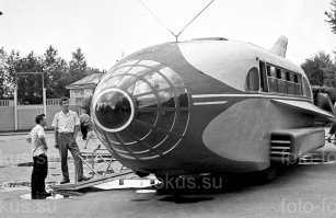 Измайловский парк. Аттракцион "Восток".
Маршрут следования - аллея Большого круга, вокруг Круглого пруда.
Фотограф: Макеев Анатолий Яковлевич	
снимок сделан в 1961 году (направление съемки   юг)