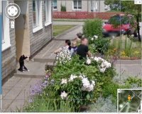 Что удивительного-то?
Обычный заяц-летяга:


А кот просто тянет хозяйку домой: жрать давно пора, а она жопу от лавочки оторвать не может!