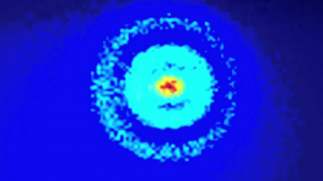 Когда появилась новость, что ученые смогли увидеть атом, всякие новостные издания типа Лента.ру к этой новости прицепили ту красивую картинку, они же там все «специалисты» и пошло поехало, перепост за перепостом.
Насколько я знаю, увидеть, именно увидеть, атомные частицы невозможно. И это не потому, что техника не позволяет – это закон природы. Мы все объекты видим благодаря фотонам света, а эти частицы сопоставимы с ними по размерам. 
Вот наилучший «снимок» атома водорода, да и тот отредактирован с помощью компьютерной анимации