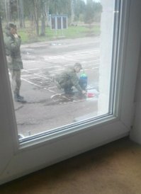 Объясните мне, что странного в этой фотке? Эту лужу вычерпать совком можно за 30 секунд. Зато потом вся рота при отработке шага будет в сухой одежде. Если сейчас начать ходить по этой луже, то вымокнут все.