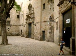 А ви, батенька не слышали про Гражданскую войну в Испании 1939-39 годов? Жаль ... И да Барселону бомбили и довольно таки не хило ...