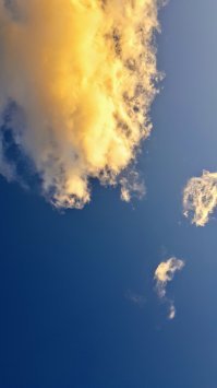 Лежу на лавочке в парке и просто смотрю на облака