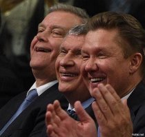 В Индонезии парню устроили публичную порку до потери сознания