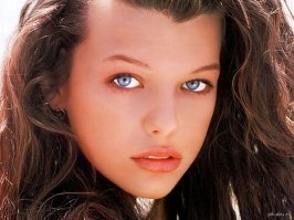 У Йовович ранее фото можно было и получше подобрать. Благо есть из чего выбирать.