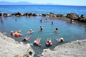 Очень похоже, что это термы Коса, расположенные, соответственно, на острове Кос. Вода в этом огороженном камнями "бассейне" реально горячая, долго не высидишь.