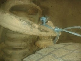 Таких "водителей" полно, вот мои фото, Лэнд Крузер, сотка, приехал ремонтировать коробку, не подвеску, заметьте: