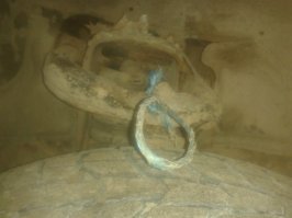Таких "водителей" полно, вот мои фото, Лэнд Крузер, сотка, приехал ремонтировать коробку, не подвеску, заметьте:
