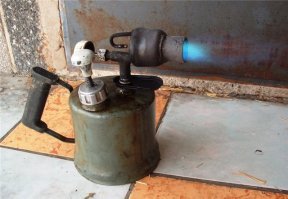 Было бы ещё больше вопросов, если б он такой лампой паял