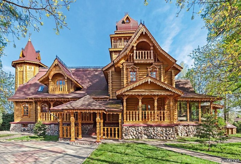 Эти "дома" выглядят как монстры. Неприятно на мой русский взгляд. Хотя качество исполнения заслуживает внимания. Привожу пример дома в стиле русского деревянного зодчества.