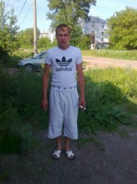 Парню в майке Адидас просто так любая даст
