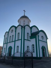 Новостей очень много за неделю, храмы я не внёс, но они есть:

1. В Калужской области восстановлен храм на родине адмирала Сенявина

В деревне Комлево Боровского района Калужской области, родине знаменитого флотоводца адмирала Сенявина состоялось освящение храма в честь Рождества святого Пророка Предтечи и Крестителя Господня Иоанна.

Старинный храм на этом месте был главным храмом располагавшейся здесь усадьбы знаменитых адмиралов Сенявиных. Он был построен в камне в 1712 году

2. В Мордовии открылся новый храм

В с. Большие Березники Мордовии открылся и был освящён новый Свято-Троицкий храм.

Его строительство в небогатом мордовском селе шло долгие 14 лет. До сегодняшнего дня Большие Березники оставались единственным районным центром в Мордовии, где не было православного храма.

Ранее существовавшая церковь в Больших Березниках была разрушена в 1937 году.

Также несколькими днями ранее в селе открылась часовня