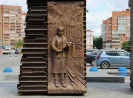 Памятник железнодорожникам фронта и тыла в Тюмени.
В Тюмени, напротив ДК "Железнодорожник" стоит уникальный памятник, скорее всего единственный в России. Особенностью его является материал из которого он сделан. Монумент целиком сложен из железнодорожных рельс времен Великой Отечественной Войны. В народе его ещё называют "Мост Победы"
Левая часть арки - рельсы привезенные из мест, где шли кровоплолитные бои. Рельсы для правой части привезли из тыловой восточной части страны. 
Вес памятника около 60 тонн, высота чуть больше шести метров. Общая протяженность фрагментов рельс более километра. Всего, для изготовления было использовано около 3000 кусков. Соединяет арку колокол победы. На нем лики покровителей русского воинства. 
Памятник украшен четыремя барельефами, в каждом из которых есть своя историю. 
На первом барельефе - колонна солдат, один из которых смотрит назад, как будто навсегда прощается с домом.
На втором - подросток и его мать, которые провожают отъезжающий поезд с военнослужащими.
С другой стороны арки тоже два барельефа.
На одном из них - молодая женщина, которая как своего ребенка, несет только что изготовленную мину.
Солдаты на фронте. 
Четвертый барельеф - ветеран, вернувшийся с войны.
Нашлось место и для акции "Бессмертный полк".
Монумент создан архитекторами Екатеринбургского художественного фонда Сергеем Титлиновым и Александром Медведевым, при участии А. Чернышева, А. Поповича. Установлен памятник 30 сентября 2015 года.