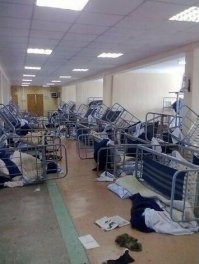 на срочке взводный часто такую хню делал - до сих пор не вкуриваю за что. кровати-подушки отбиты, полотенца ровненько натянуты и уложены, все по нитке, в тумбочках пусто, в ящиках одинаково уложенные одинаковые рыльно-мыльные... хз, может идеальный порядок не любил? под кроватями лежат ОЗК с презервогазами - не тронет, только старшина мог спистить без палева, а затем за них громко пистюлин выписать.