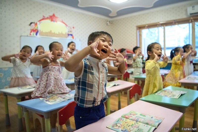 И опять под видом позитивной новости мажут КНДР грязью ...утырки - страна с ограниченными ресурсами, страна живущая в блокаде после развала СССР -выстояла, развивает атом, является космической державой, строит города, не гнет спину ни перед кем, а вы шавки? Тьфу!
Сколько надо сребренников, чтобы обеспечить вашу "платную ненависть" к корейцам?

"Перебежчица из КНДР и ее сын обнаружены мертвыми в своей квартире в Сеуле. Как сообщило во вторник агентство Yonhap со ссылкой на полицию, они могли умереть от голода.
По его данным, тела 42-летней женщины и ее шестилетнего сына обнаружил дворник после того, как поступили жалобы на идущий из квартиры запах.
По данным полиции, на телах отсутствуют признаки насильственной смерти или самоубийства. По предварительным данным расследования, смерть наступила около двух месяцев назад.
Сообщается, что женщина бежала из КНДР в 2009 году, некоторое время жила в Китае, а затем после развода перебралась в Южную Корею. Отмечается, что женщина с ребенком жили в полной нищете, ранее за неуплату в их квартире было отключено водоснабжение.
По мнению следователей, пара могла умереть от голода, поскольку в их жилье не было найдено никакой еды и денег. Однако точные причины смерти будут известны лишь по итогам вскрытия.
Северокорейцы, перебегающие в капиталистическую Южную Корею в поисках лучшей жизни, зачастую в итоге оказываются в худших условиях, чем на родине   в социальной изоляции, без необходимых навыков, работы и поддержки родственников. Достаточно большой процент из них сводит счеты с жизнью. Об этом сообщает "Рамблер". Далее: 

P.S. Ваш капиталистический рай хуже, чем самый жуткий северокорейский ад...